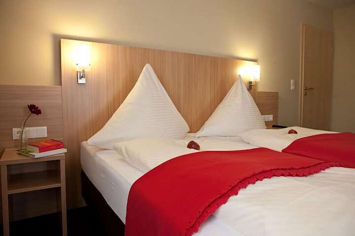 Room 2 of 33