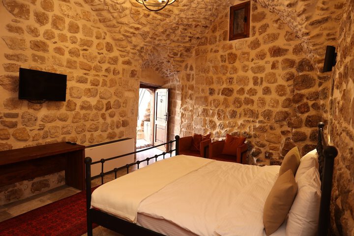 Room 6 of 25
