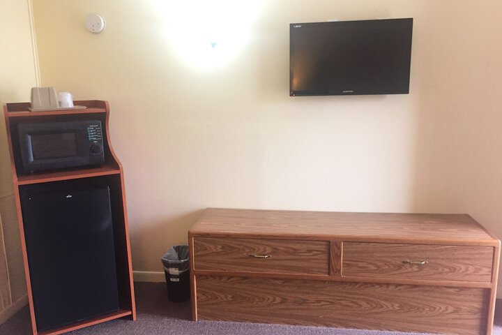 1 Queen Bed (4 of 23)