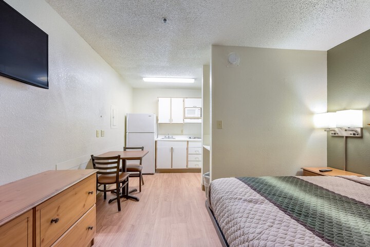 Studio Queen Bed (3 of 7)