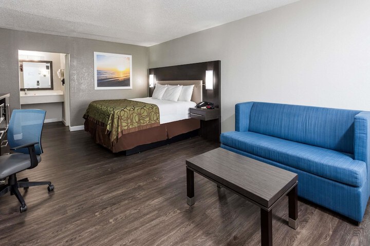 1 King Bed (5 of 10)