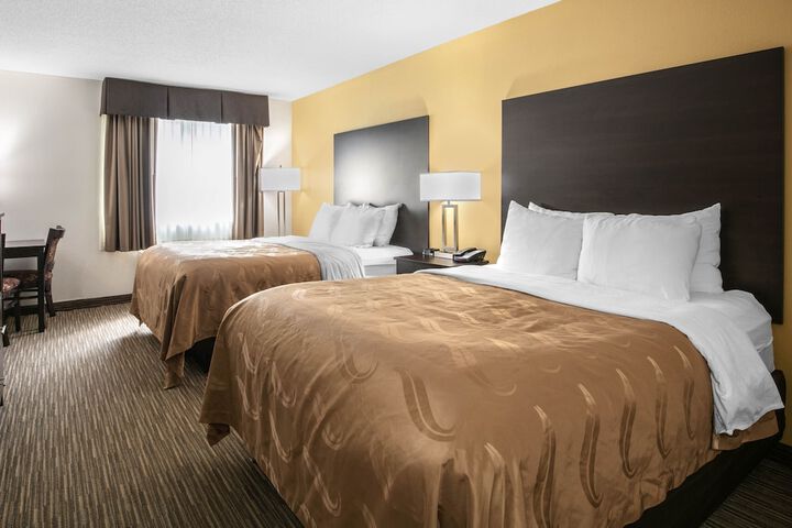 2 Queen Beds (3 of 10)