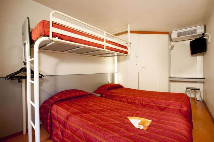 Room 13 of 33