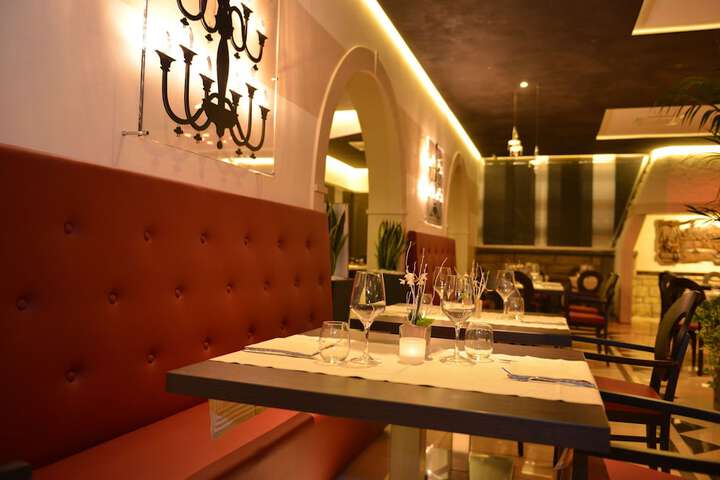 Dining 82 of 100