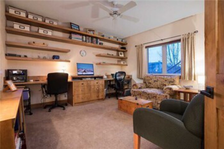 Business Center 6 of 17