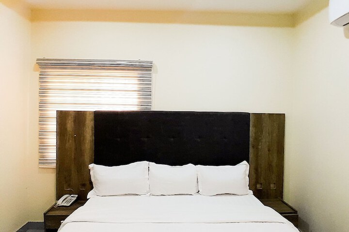 Room 9 of 16