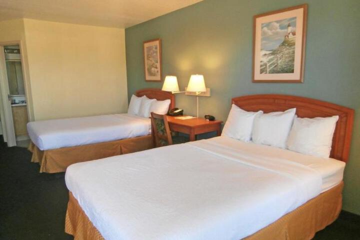2 Double Beds (3 of 7)