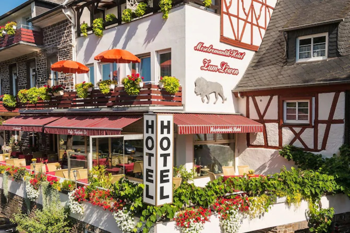 ZUM LOEWEN