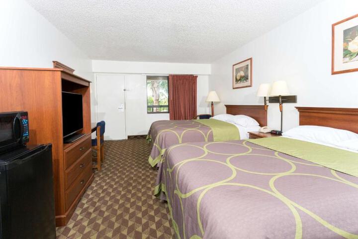 2 Queen Beds (5 of 6)