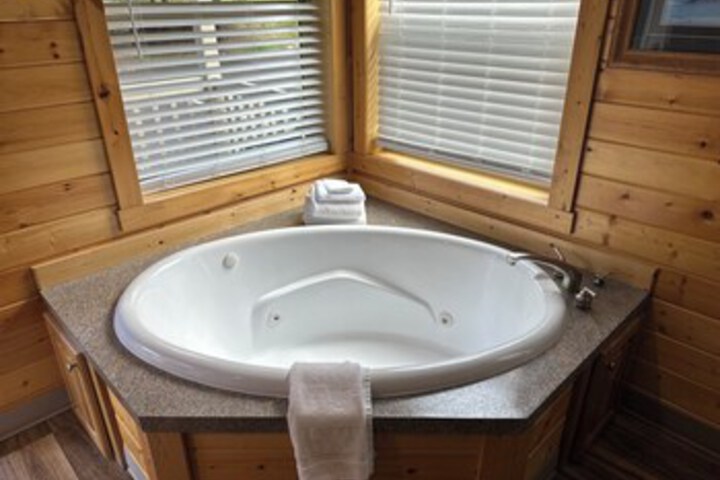 Hot Tub 277 of 390