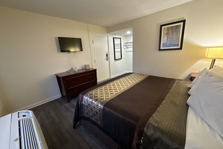 Deluxe Room 1 King Bed (17 of 18)
