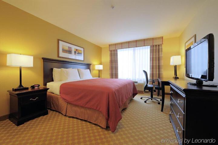 1 King Bed (2 of 6)