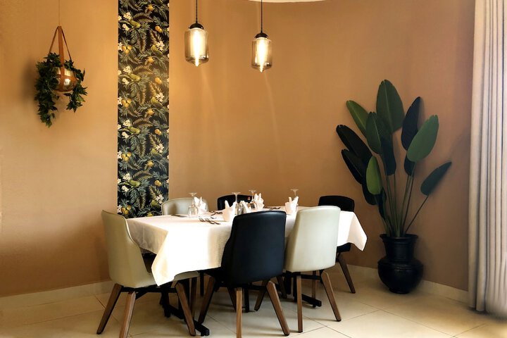 Dining 7 of 27