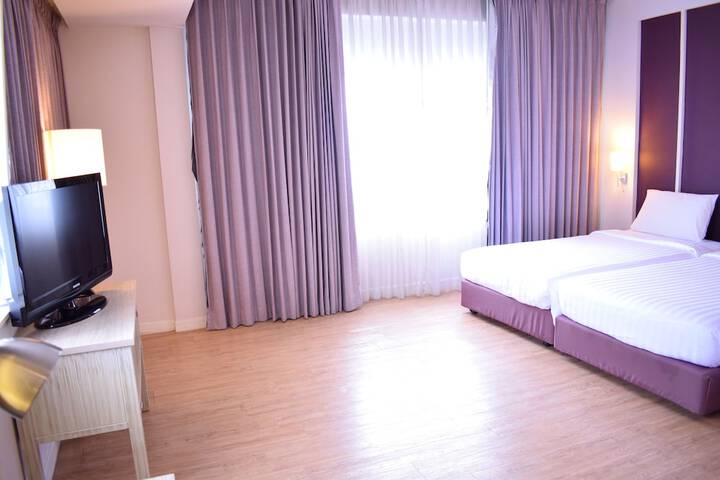 Room 33 of 100