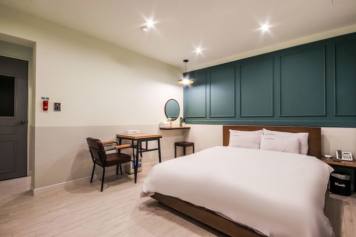 Room 17 of 37