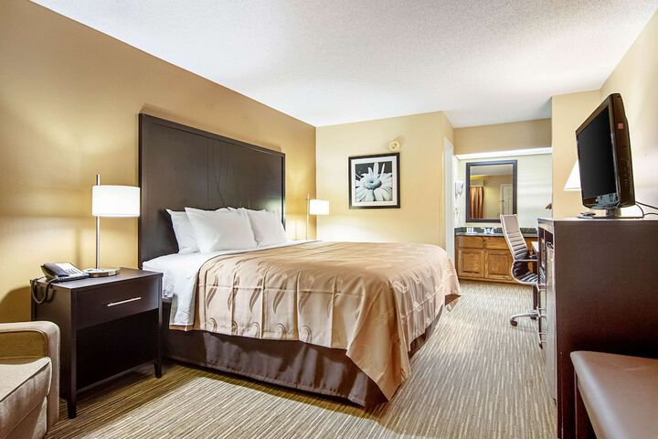 1 King Bed (4 of 10)