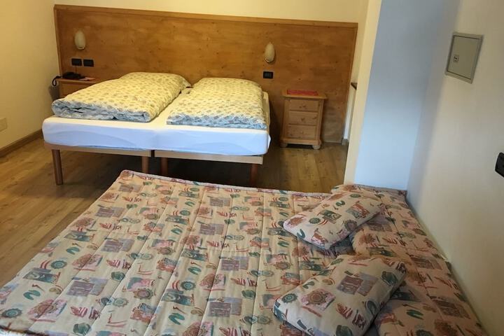 Room 8 of 33