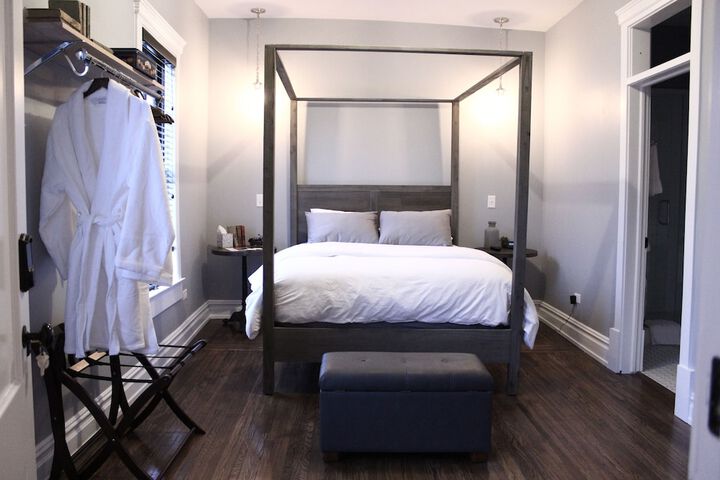 Room 8 of 83