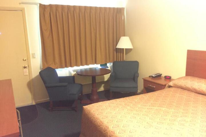 Basic Room 1 King Bed (14 of 14)