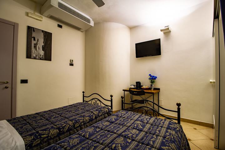 Room 6 of 35