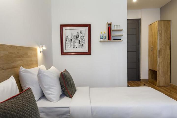 Room 6 of 8
