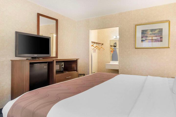 1 King Bed (2 of 6)