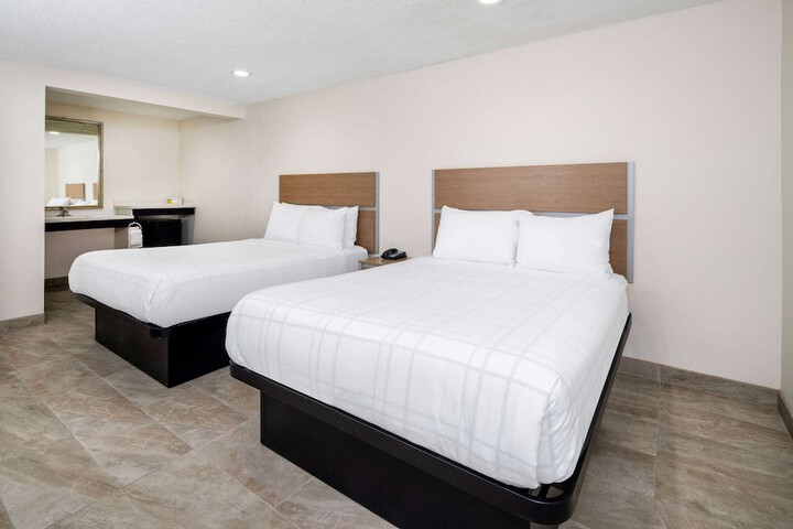1 Queen Bed (12 of 17)