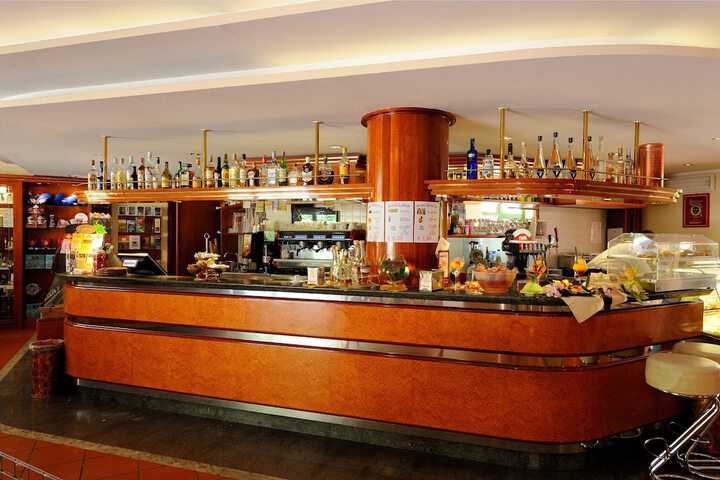 Lounge 114 of 124