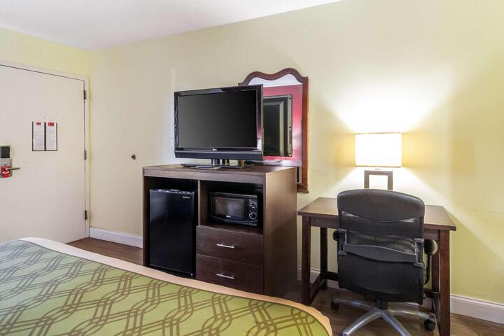 1 King Bed Ground Floor Exterior Entrance Couch Microwave and Refrigerator WiFi Contin (6 of 16)