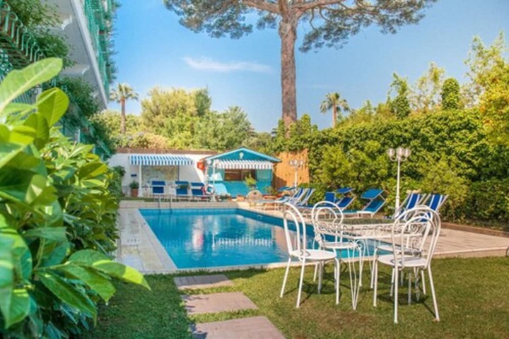 Hotel with Pool
