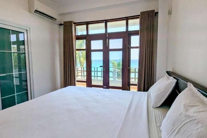 Room 2 of 10