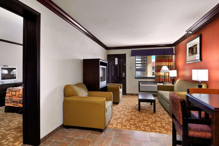 1 Queen Bed Accessible Room (5 of 6)
