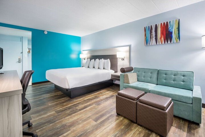 1 King Bed (2 of 8)