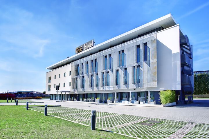 Hotel Exterior 66 of 67