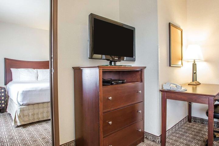 1 King Bed Business Room Efficiency Suite Upgrade (19 of 30)