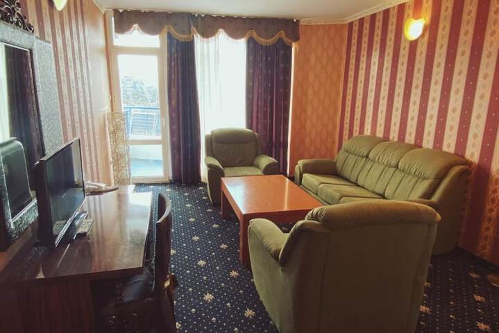 Room 9 of 32