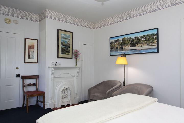 Room 6 of 42