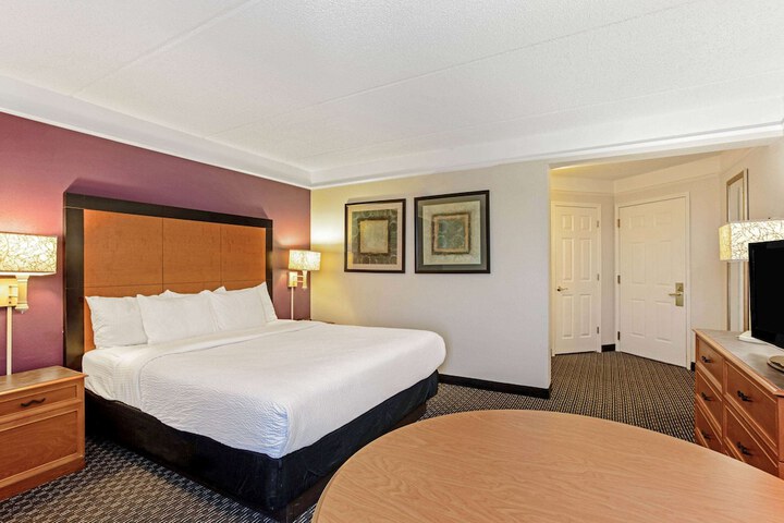 1 King Bed Deluxe Room (1 of 23)