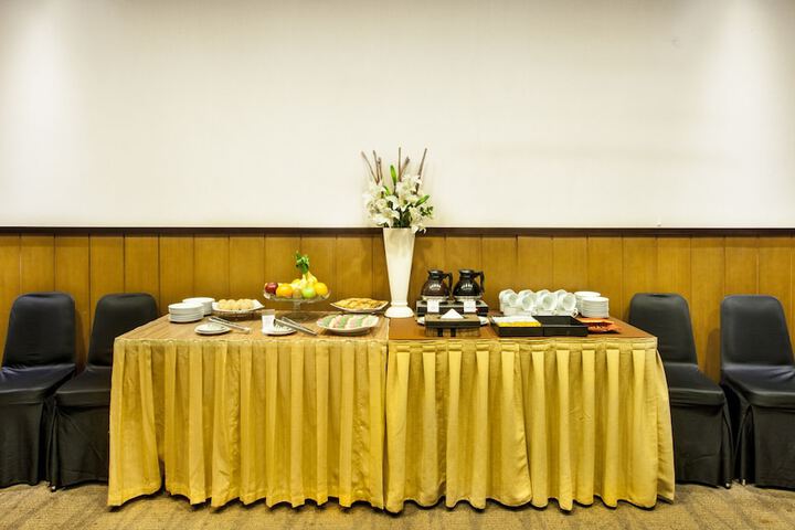 Ballroom/Hall 48 of 60