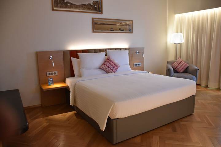 Room 14 of 104