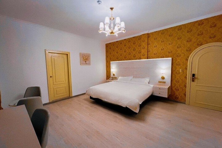 Room 17 of 90