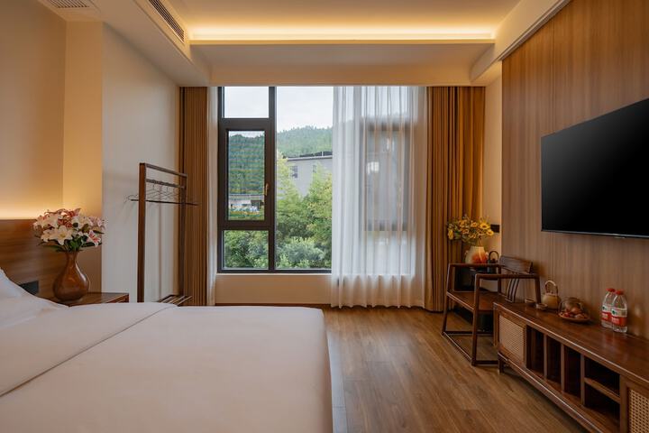 Room 8 of 80