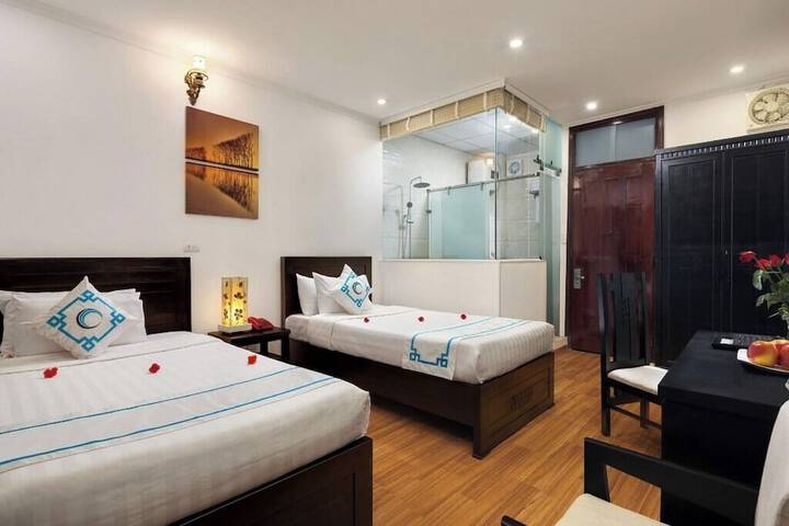 Room 4 of 8