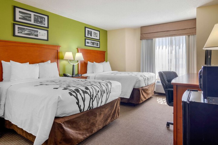 2 Double Beds (1 of 8)