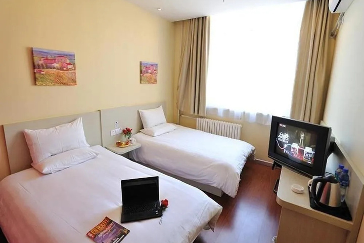 Room 4 of 12