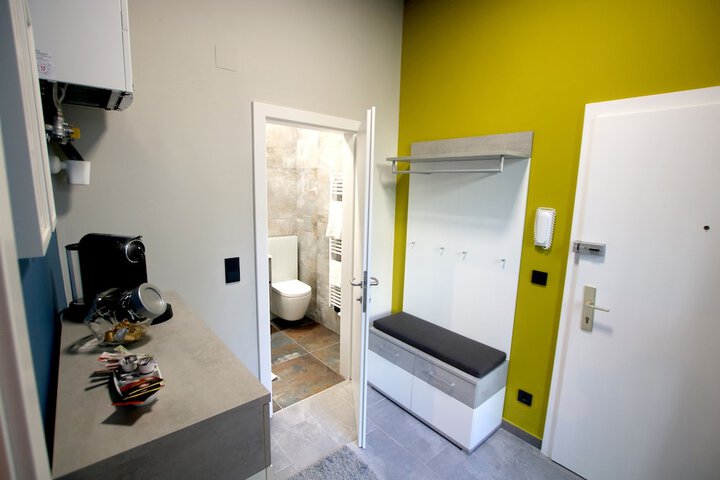 Room 6 of 83