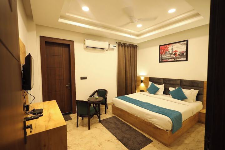 Room 4 of 8