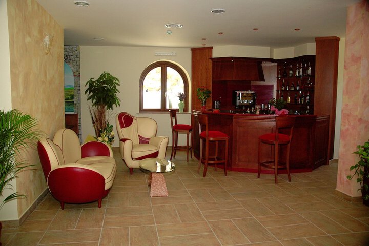 Lounge 30 of 39