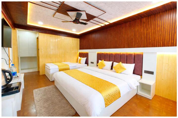 Goroomgo Sangeeta Paradise Mall Road Nainital - a Premium Lake View Room from Balcony