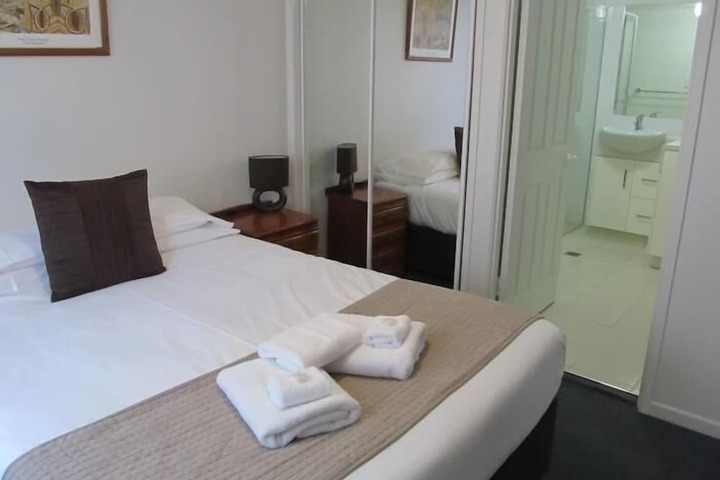 Room 6 of 28